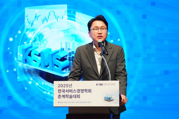 세라젬 이경수 대표이사 사장이 한국서비스경영학회 춘계학술대회에서 기조강연을 하고 있다. /사진=세라젬