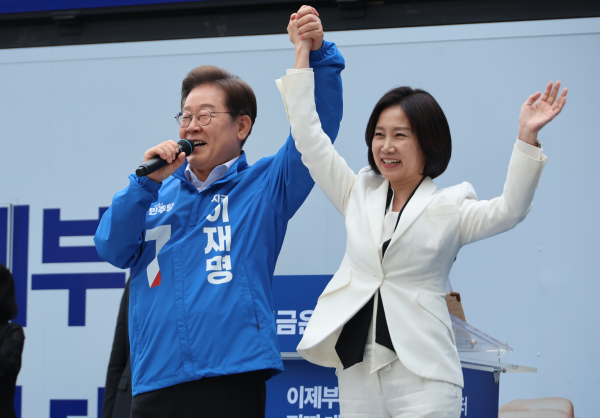 더불어민주당 이재명 대선 후보가 19일 서울 영등포구 타임스퀘어에서 열린 유세에서 허은아 전 개혁신당 대표와 함께 손을 잡고 포즈를 취하고 있다. /사진=연합뉴스