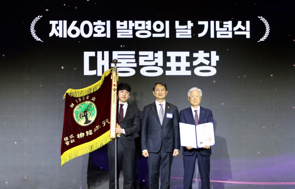 좌측부터 유한양행 과장 강영도, 안덕근 산업통상자원부 장관, 유한양행 대표이사 조욱제