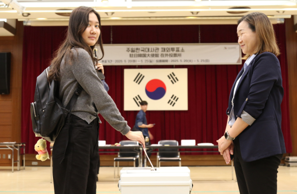 제21대 대통령 선거 재외투표 첫날인 20일 일본 도쿄 미나토구 주일한국대사관에 마련된 재외투표소에서 유권자가 투표함에 투표용지를 넣고 있다./사진=연합뉴스