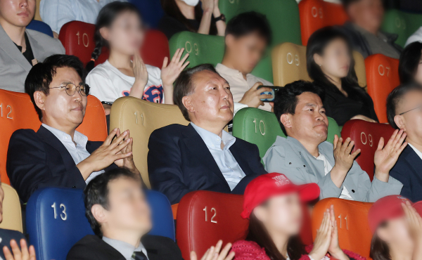 윤석열 전 대통령이 21일 서울 메가박스 동대문에서 다큐멘터리 영화 '부정선거, 신의 작품인가' 관람 도중 계엄령 선포 장면이 나오자 관람객의 박수를 받고 있다. /사진=공동취재단