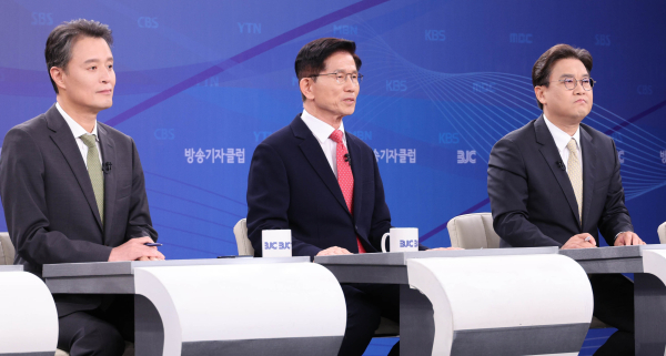 21일 국민의힘 김문수 대선 후보(가운데)가 경기 고양시 MBN 미디어센터에서 열린 한국방송기자클럽 대선 후보 초청 토론회에서 발언하고 있다. /사진=국회사진기자단