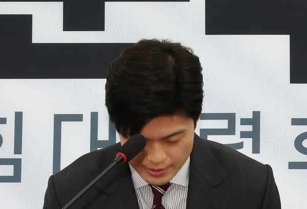 국민의힘 김용태 비상대책위원장이 21일 서울 여의도 국회에서 김건희 여사와 관련한 문제 등과 관련한 기자회견에 앞서 인사하고 있다. /사진=연합뉴스