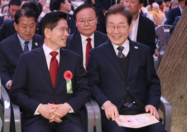 더불어민주당 이재명 대선 후보(오른쪽)와 국민의힘 김문수 대선 후보가 지난 5월 5일 서울 종로구 조계사에서 열린 불기 2569년 부처님오신날 봉축법요식에 참석해 대화하고 있다. /사진=연합뉴스