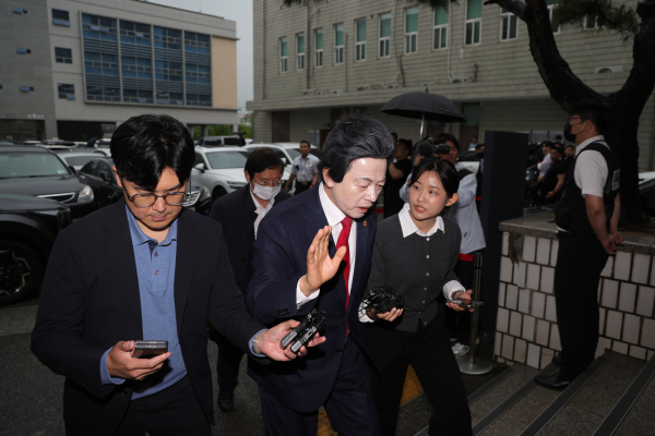 지난 16일 오후 의정부지방법원에서 사기와 정치자금법 위반, 준강제추행 등의 혐의를 받는 허경영 국가혁명당 명예대표(가운데)가 구속 전 피의자심문 위해 법정으로 이동하고 있다./사진=연합뉴스