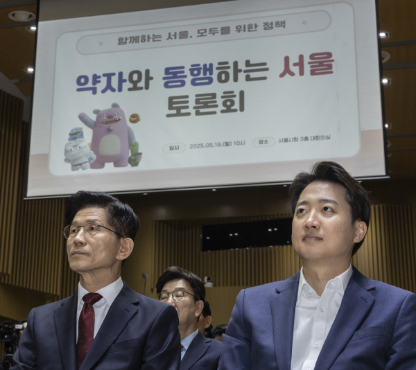 국민의힘 김문수 대선후보(왼쪽)와 개혁신당 이준석 대선후보가 지난 19일 서울 중구 서울시청에서 열린 '약자와 동행하는 서울 토론회'에 참석해 나란히 앉아 있다. /사진=연합뉴스