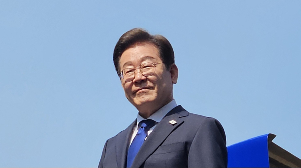 지난 12일 광화문 청계광장에서 첫 선거운동 시작을 앞두고 지지자들에게 인사하고 있는 이재명 더불어민주당 대선 후보. /사진=김희선 기자