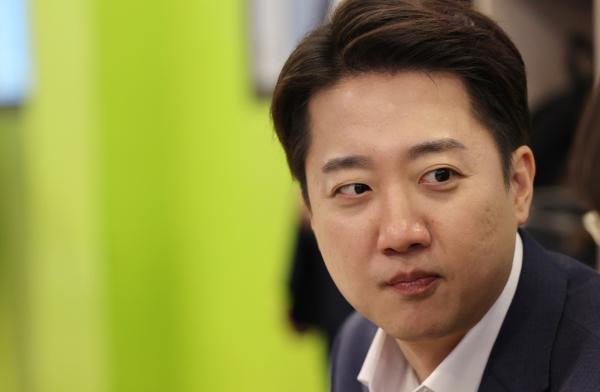 개혁신당 이준석 대선 후보가 지난 5월 24일 서울 동작구 한 한식 뷔페식당에서 공시생들과 식사를 하며 대화하고 있다. /사진=연합뉴스