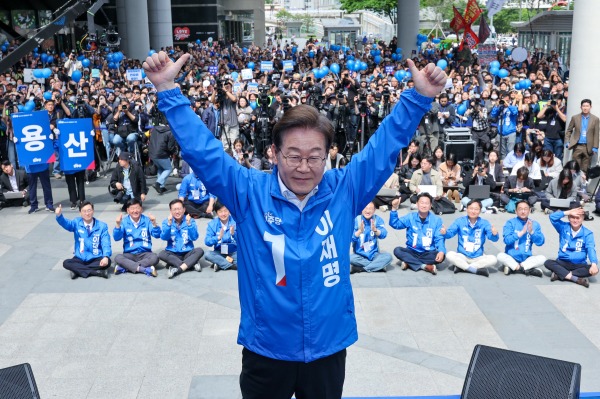 더불어민주당 이재명 대선 후보가 19일 서울 용산역광장에서 열린 집중유세에서 연설을 마친 후 엄지를 들어 보이고 있다. /사진=공동취재단