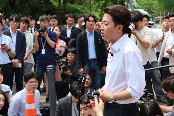 개혁신당 이준석 대선 후보가 사전투표를 하루 앞둔 28일 서울 여의도공원에서 유세를 마친 뒤 취재진의 질문에 답하고 있다. 이 대표는 이 자리에서 자신의 여성 혐오 발언에 대해 사과를 했다. /사진=연합뉴스