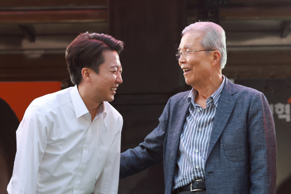 김종인 전 국민의힘 비상대책위원장이 28일 서울 강남구 코엑스 동문에서 열린 개혁신당 이준석 후보의 집중유세 현장을 찾아 이 후보를 격려하고 있다. /사진=연합뉴스