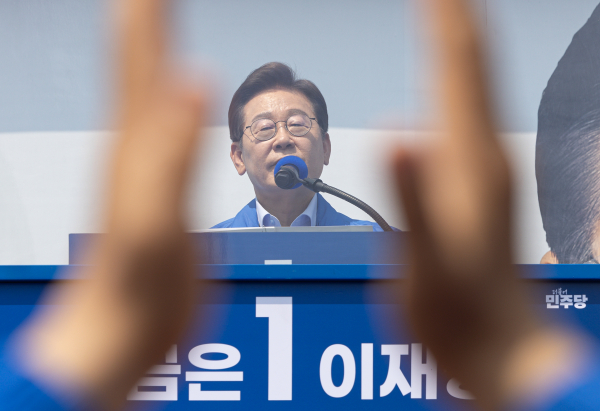 더불어민주당 이재명 대선 후보가 30일 강원도 춘천시 춘천역광장에서 열린 집중유세에서 시민들에게 지지를 호소하고 있다. /사진=공동취재