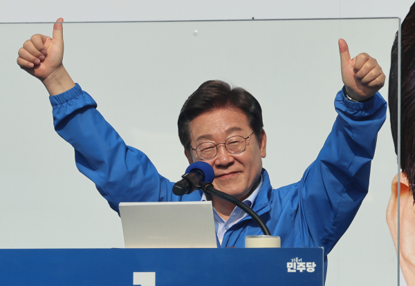 더불어민주당 이재명 대선 후보가 열세 지역으로 분류되는 강원과 충북 지역의 표심 공략에 나선 30일 강원도 원주시 반곡동 원주행복마당에서 열린 유세에서 엄지를 들어 보이고 있다. /사진=공동취재