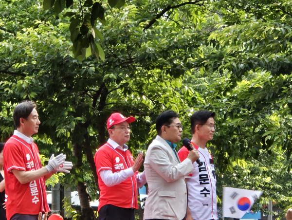 1일 김문수 국민의힘 대선 후보와 전병헌 새미래민주당 대표가 함께 서대문구 집중 유세를 펼쳤다. /사진=김희선 기즈