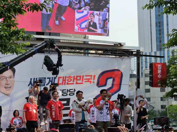 1일 서대문구 신촌역 유세 현장에서 지지를 호소하는 김문수 국민의힘 대선 후보. /사진=김희선 기자