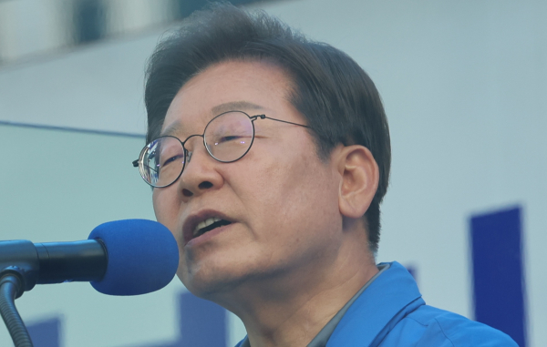 더불어민주당 이재명 대선 후보가 선거를 이틀 앞둔 1일 부산광역시 부산역광장에서 유세장을 가득 메운 시민들을 향해 지지를 호소하고 있다. /사진=연합뉴스