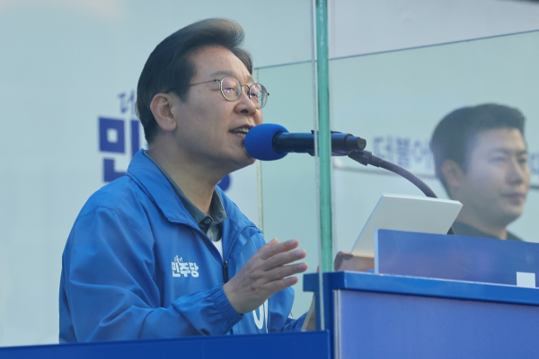 더불어민주당 이재명 대선 후보가 선거를 이틀 앞둔 1일 부산광역시 부산역광장에서 유세장을 가득 메운 시민들을 향해 지지를 호소하고 있다. /사진=연합뉴스