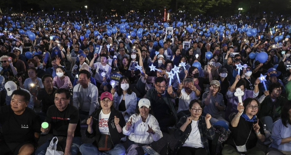 대선을 하루 앞둔 1일 더불어민주당 이재명 대선 후보의 마지막 유세가 열린 서울 여의도공원 문화의마당을 가득 메운 시민들이 응원봉을 흔들며 이 후보의 입장을 보며 환호하고 있다. /사진=연합뉴스