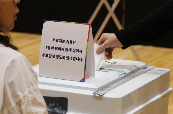 제21대 대통령 선거일인 3일 오전 제주시 삼도1동 중앙초등학교 체육관에 마련된 투표소에서 유권자들이 투표하고 있다. /사진=연합뉴스