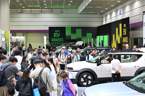 3일 서울 강남구 코엑스에서 개막한 ‘EV 트렌드 코리아 2025’ 전시회를 찾은 관람객들이 다양한 참가부스를 둘러보고 있다./사진=한국배터리산업협회