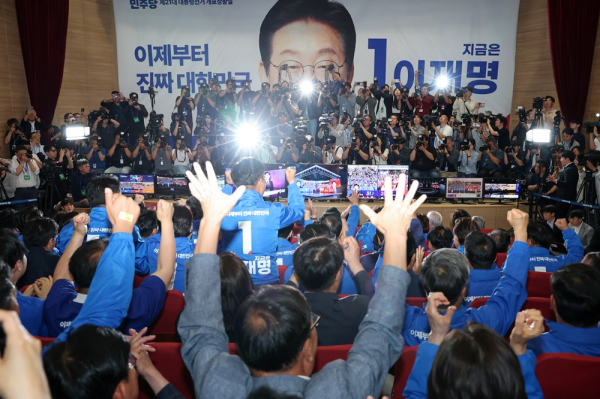 더불어민주당 박찬대, 윤여준 상임총괄선대위원장을 비롯한 선대위 관계자들이 3일 국회의원회관 개표상황실에서 제21대 대통령선거 지상파 출구조사 결과에서 이재명 후보가 51.7%로 앞서는 것으로 발표되자 환호하고 있다./사진=연합뉴스