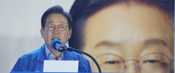 더불어민주당 이재명 대선 후보가 선거를 하루 앞둔 2일 서울 여의도공원 마지막 유세에서 이 후보의 '빛의 혁명' 완성을 위한 승리에 대한 연설을 하고 있다. /사진=연합뉴스