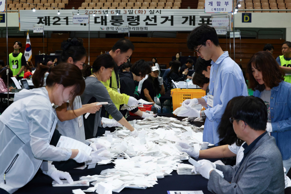 제21대 대통령 선거일인 3일 서울 관악구 서울대학교 체육관에 마련된 개표소에서 개표 작업이 이뤄지고 있다. /사진=연합뉴스