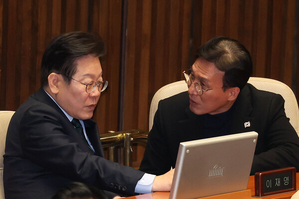 더불어민주당 이재명 대표(왼쪽)가 올해 2월 13일 서울 여의도 국회 본회의장에서 열린 경제분야 대정부질문에서 더불어민주당 김민석 최고위원과 대화하고 있다. /사진=연합뉴스