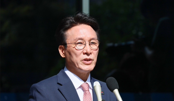 김민석 국무총리 후보자가 5일 서울 종로구 통의동 금융감독연수원에 마련된 인사청문회 준비 사무실로 첫 출근을 하며 취재진 질문에 답하고 있다. /사진=연합뉴스