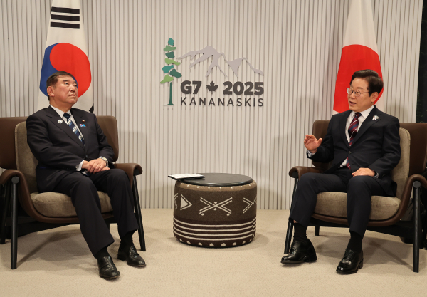 이재명 대통령이 17일(현지시간) 캐나다 앨버타주 캐내내스키스 주요 7개국(G7) 정상회의장에서 이시바 시게루 일본 총리와 한일 정상회담을 하고 있다. /사진=연합뉴스