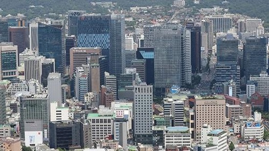 서울 중구 남산에서 바라본 기업 빌딩 전경./사진=연합뉴스