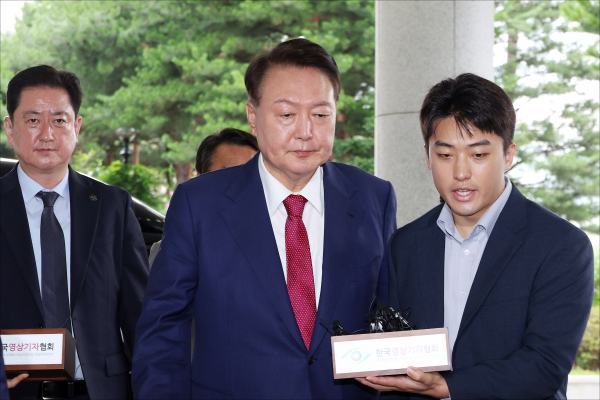 윤석열 전 대통령이 5일 내란 특검의 2차 조사를 받기 위해 조은석 특별검사팀 사무실이 있는 서울 서초구 서울고검에 출석하고 있다. /사진=공동취재단