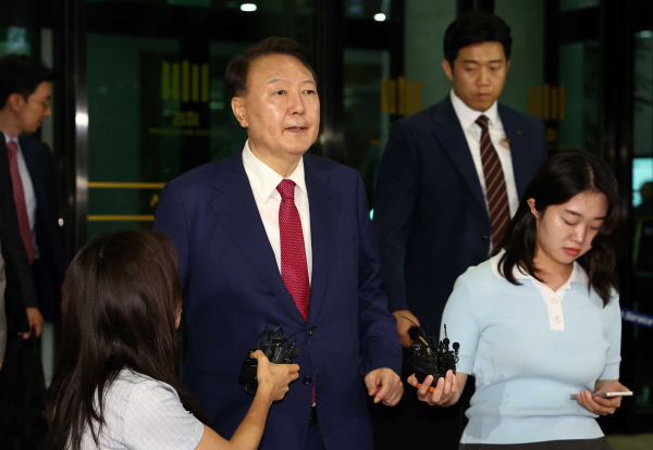 윤석열 전 대통령이 5일 내란 특검 2차 조사를 마치고 조은석 특별검사팀 사무실이 있는 서울 서초구 서울고검을 나서고 있다. 윤 전 대통령은 특검의 2차례 출석 과정에서 포토라인에 서지 않는 것은 물론 내란죄 혐의점에 대해 단 한 차례도 사과 표명도 하지 않는 등 여론재판에서도 완패하고 있다는 평가가 나온다. /사진=연합뉴스