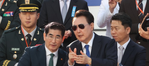 윤석열 대통령이 지난해 10월1일 오후 서울 광화문광장에서 열린 국군의날 기념 시가행진행사에서 김용현 당시 국방부 장관과 이야기하고 있다./사진=대통령실사진기자단