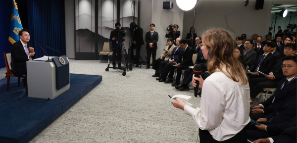 윤석열 대통령이 2024년 11월 7일 오전 서울 용산 대통령실 청사 브리핑실에서 열린 '대국민담화 및 기자회견'에서 외신기자의 질문을 받고 있다. /사진=연합뉴스