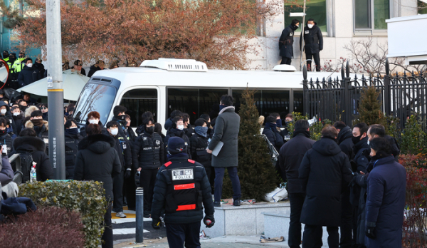 고위공직자범죄수사처와 경찰이 윤석열 대통령에 대한 2차 체포영장 집행에 나선 올해 1월 15일 용산구 한남동 대통령 관저에서 미니버스 한 대가 나오는 있다. /사진=연합뉴스