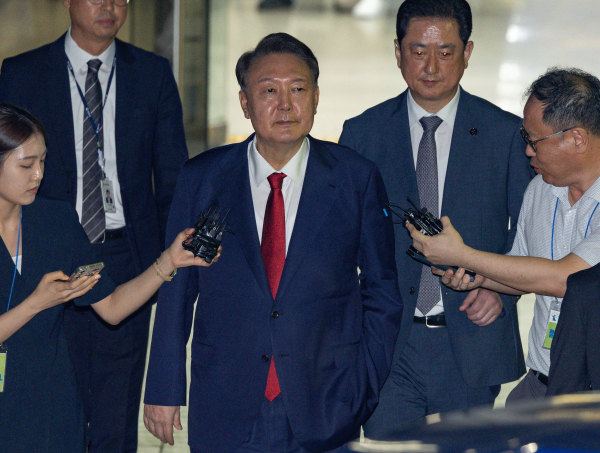 12·3 비상계엄과 관련해 특검의 수사를 받는 윤석열 전 대통령이 지난 9일 서울 서초구 서울중앙지법에서 열린 구속 전 피의자 심문(영장실질심사)이 끝난 뒤 법원을 떠나고 있다. ／사진＝공동취재단