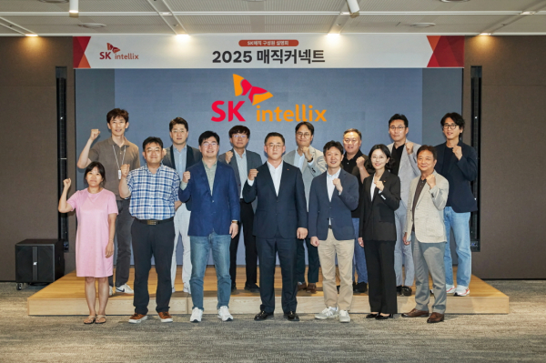 지난 10일 김완성 SK인텔릭스 대표(왼쪽 네번째)와 주요 경영진이 사명 변경에 대한 구성원 설명회를 가진 후 기념 촬영을 하고 있다./사진=SK인텔릭스