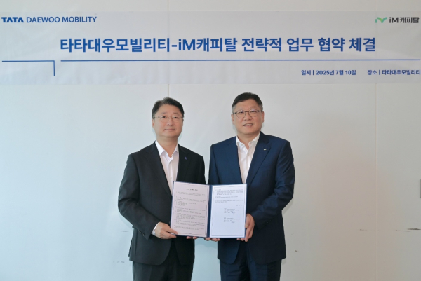 타타대우모빌리티 김태성 사장(왼쪽)과 iM캐피탈 김성욱 대표이사가 지난 10일 서울 상암동 타타대우판매에서 전략적 업무협약을 체결한 후 기념사진을 촬영하고 있다./사진=타타대우모빌리티
