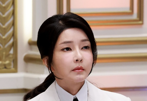 김건희 여사가 지난 2024년 9월 13일 청와대 영빈관에서 열린 '2024 파리 패럴림픽 선수단 격려 오찬'에 참석해 이번 대회 선수단 활약상이 담긴 영상을 시청하고 있다. /사진=연합뉴스