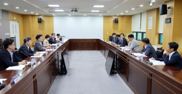 16일 전북 전주시 농촌진흥청에서 권재한 농촌진흥청장(오른쪽 책상 앞에서 세번째) 주재로 '제3차 규제혁신 추진 과제 점검 회의'가 열렸다. 사진= 농촌진흥청