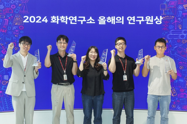 '올해의 연구원상'을 수상한 SK케미칼 임직원들이 파이팅 구호를 외치고 있다./사진=SK케미칼