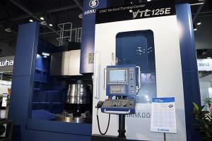 [포토] 한국공작기계, 장비효율 극대화한 CNC 수직선반 'VTC-125E'