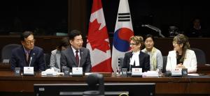 김진표 의장, 가네 캐나다 상원의장과 회담… 배터리 등 현안 공유
