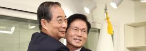 김문수, 한덕수와 포옹 