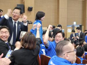 [현장] 민주당, 출구조사 결과에 박수와 함성 쏟아져