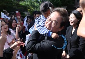 이재명 대통령, 열렬한 환호 속 첫 출근…사저 앞 구름 인파