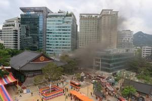 서울 조계사 경내 국제회의장 화재… 소방당국 진화 중