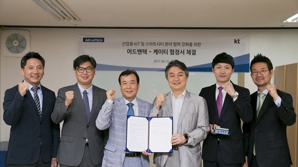 KT와 어드밴텍케이알이 업무협약을 체결하고 KT IoT사업전략담당 이광욱 상무(오른쪽 세번째)와 어드밴텍케이알 정준교 지사장(왼쪽 세번째)과 관계자들이 기념사진 촬영을 하고 있다. [사진=KT]
