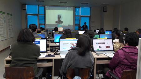 군포 시민들이 군포시정보교육센터에서 '3D 프린팅 활용법' 수업을 듣고 있다. [사진=군포시청]
